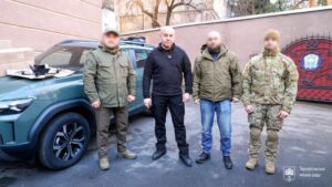 Тернопіль передав автомобіль Renault Duster для бійців ССО