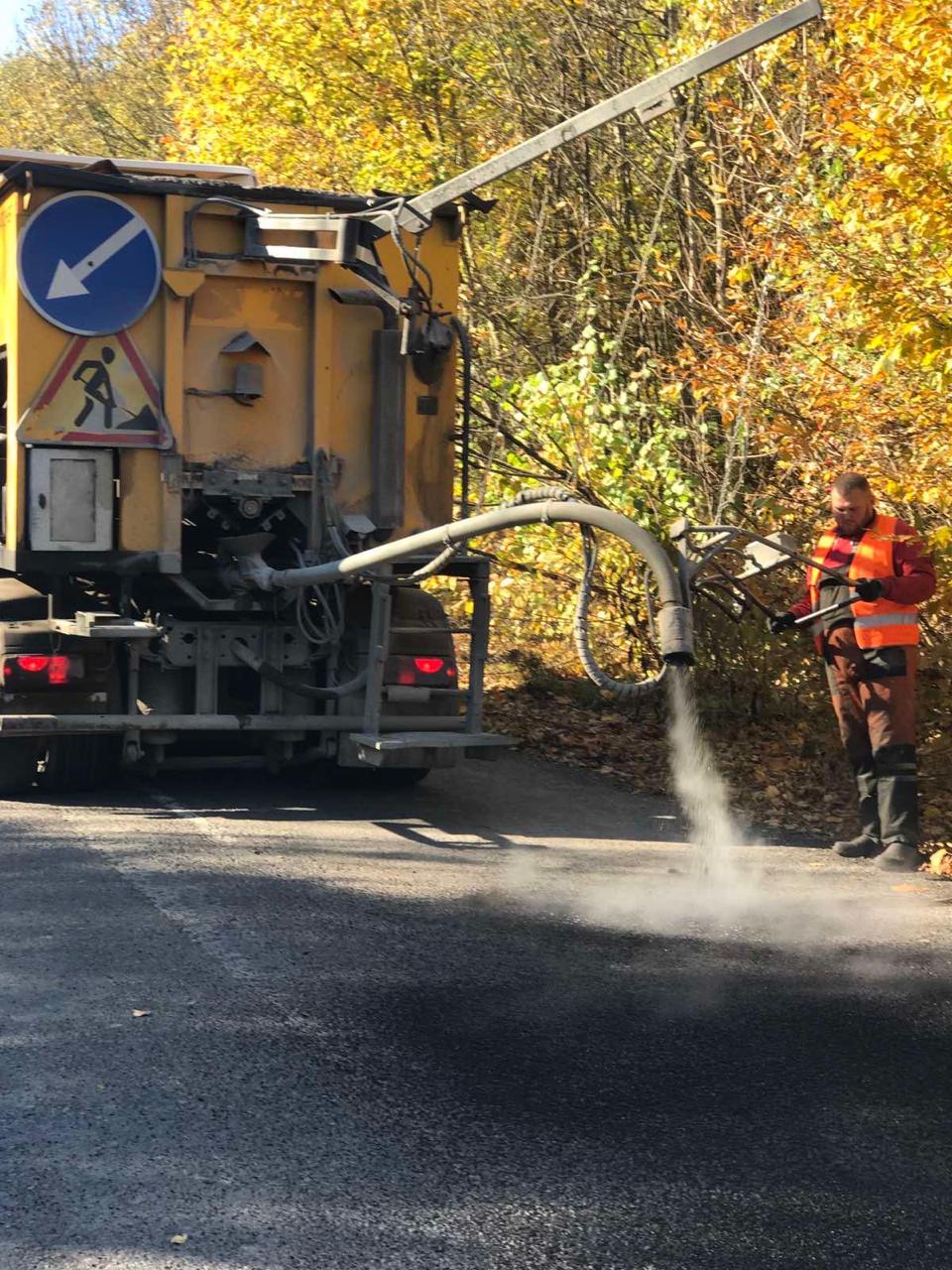 Роботи з утримання та благоустрою доріг