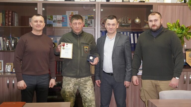 Захисника з Тернопільщини нагороджено Золотим хрестом