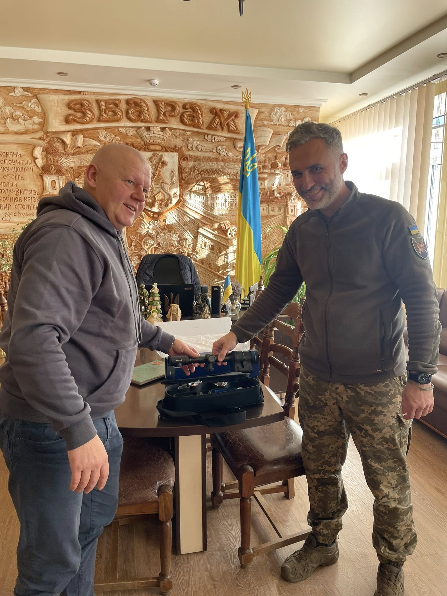 Міськрада Збаража передала захисникам тепловізійний приціл