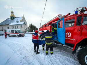Рятувальники допомагали населенню рятуватися від негоди