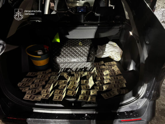 Юрисконсульт переправляв військовозобов'язаних за кордон