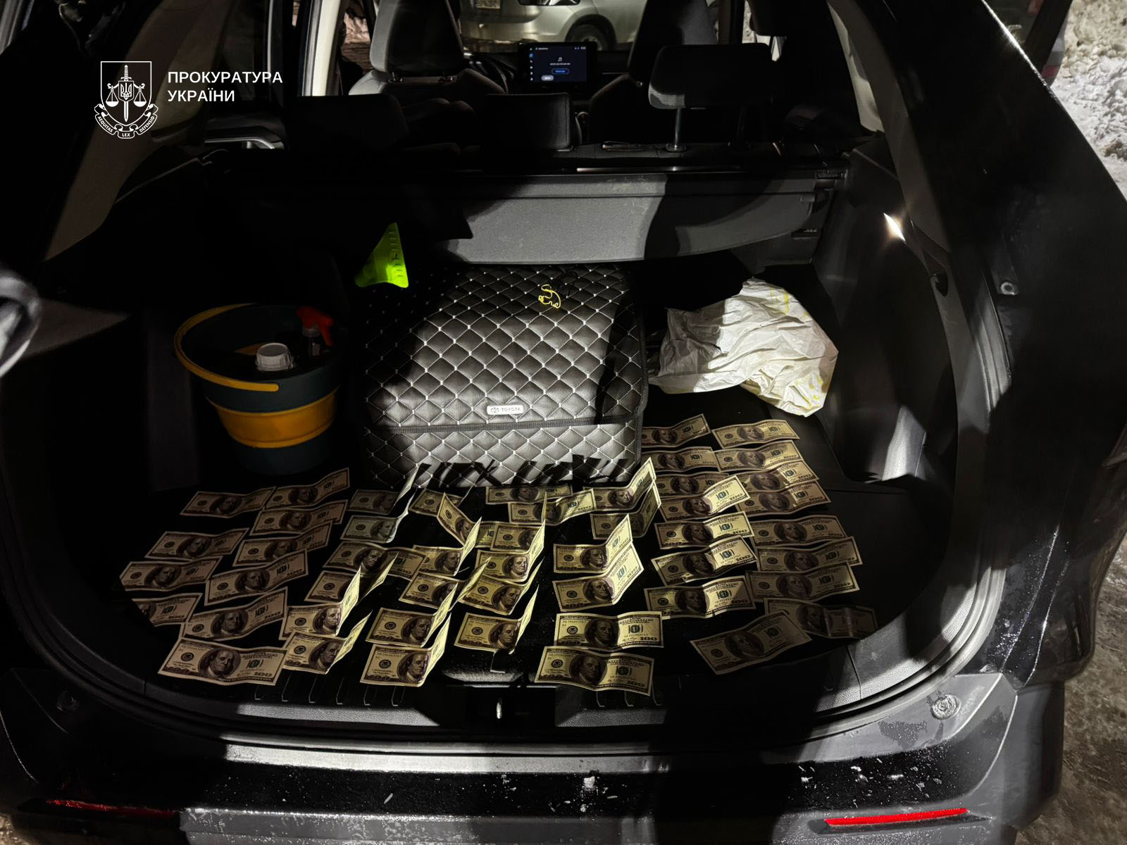 Юрисконсульт переправляв військовозобов'язаних за кордон