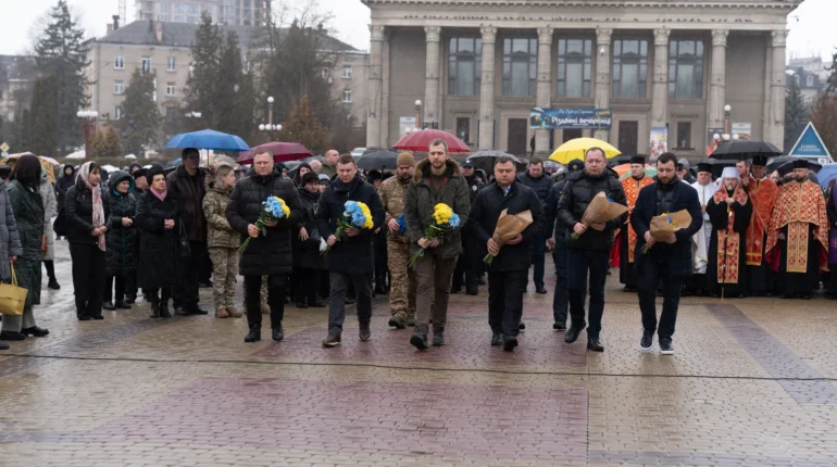 У четверті роковини війни вшанували пам'ять полеглих Героїв