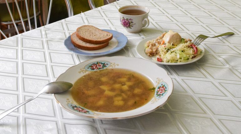 Ветеран та військовослужбовець харчуються за різними нормами