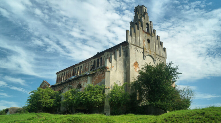 Костел у Жабинцях поступово перетворюється на руїну