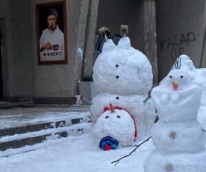 Молодь влаштувала драйвовий сніговий батл у центрі міста