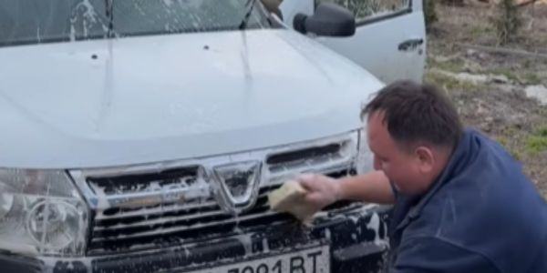 Олексій Філюк разом із сином влаштували автомийку