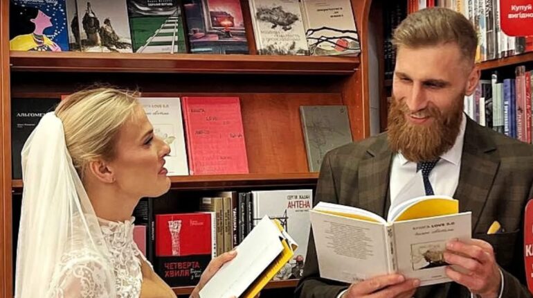 Поезія життя: Павло Вишебаба та Анжеліка Кравець завітали до тернопільської книгарні у день весілля