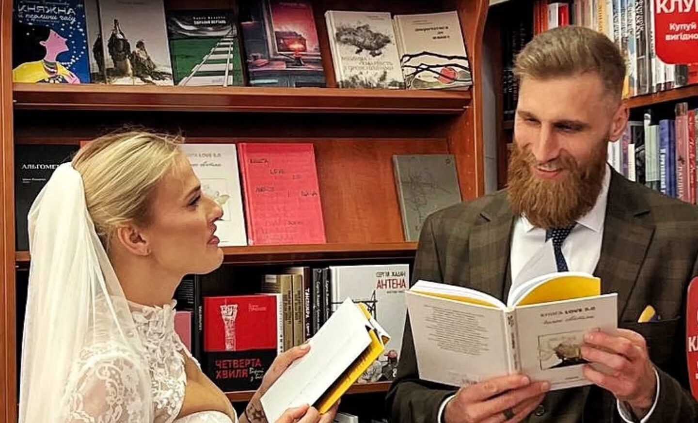 Поезія життя: Павло Вишебаба та Анжеліка Кравець завітали до тернопільської книгарні у день весілля