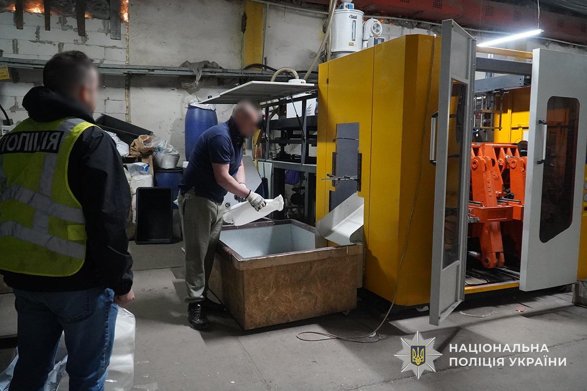 Масштабне підпільне виробництво на Тернопільщині: поліція вилучила фальсифікат побутової хімії на 1,5 млн грн