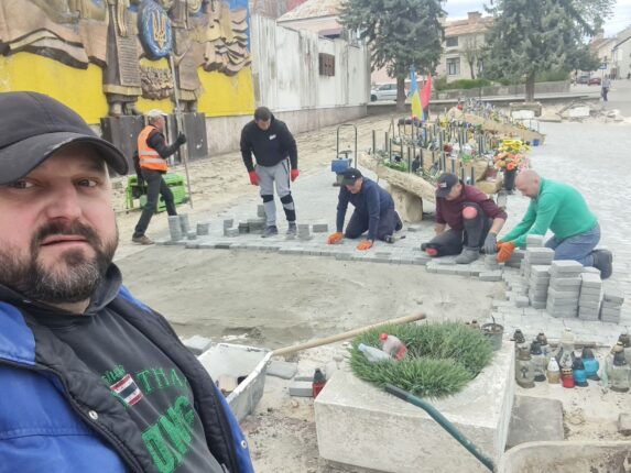 У Бережанах чиновники та комунальники власноруч укладали бруківку біля меморіалу загиблим воїнам