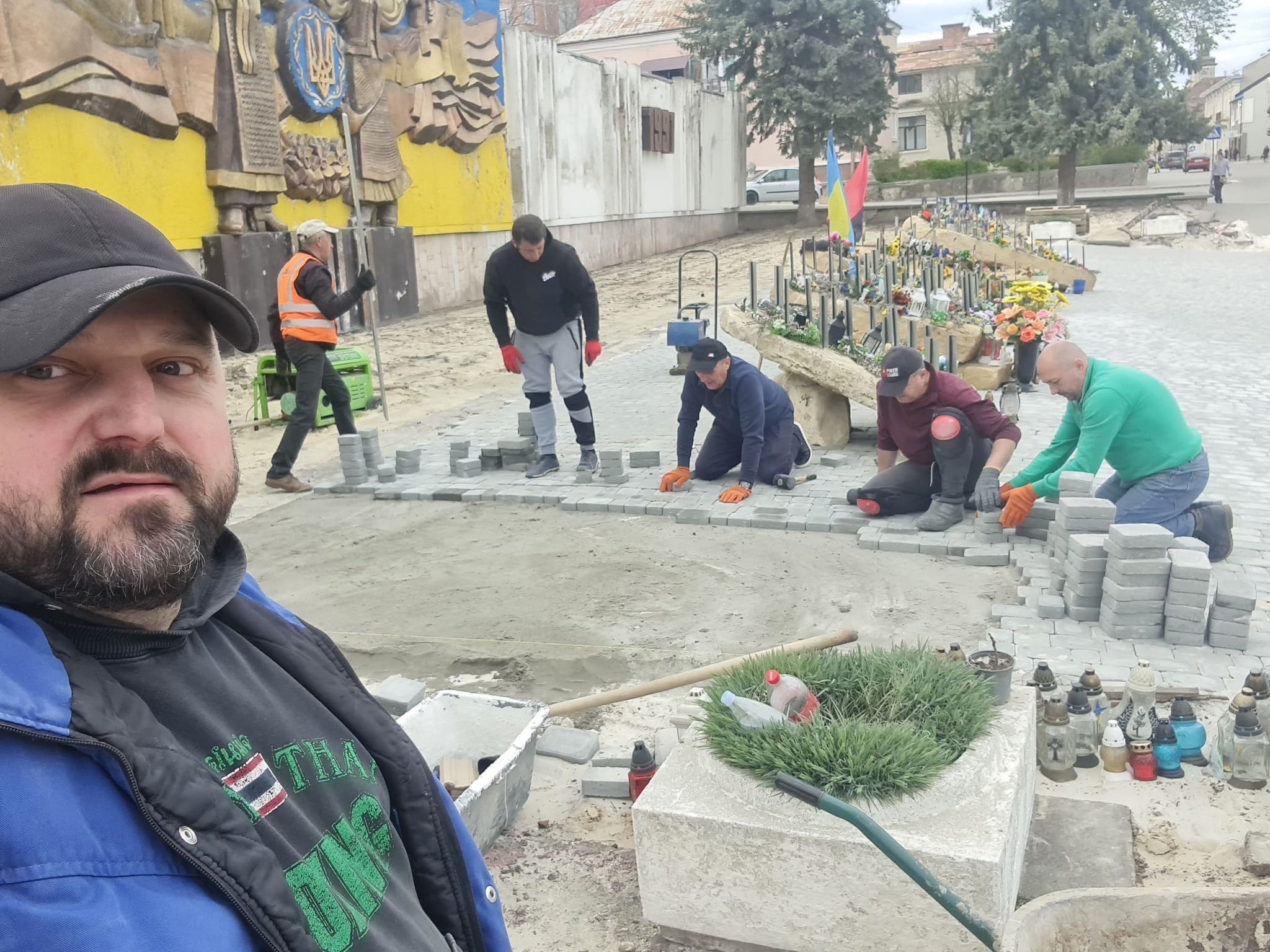 У Бережанах чиновники та комунальники власноруч укладали бруківку біля меморіалу загиблим воїнам