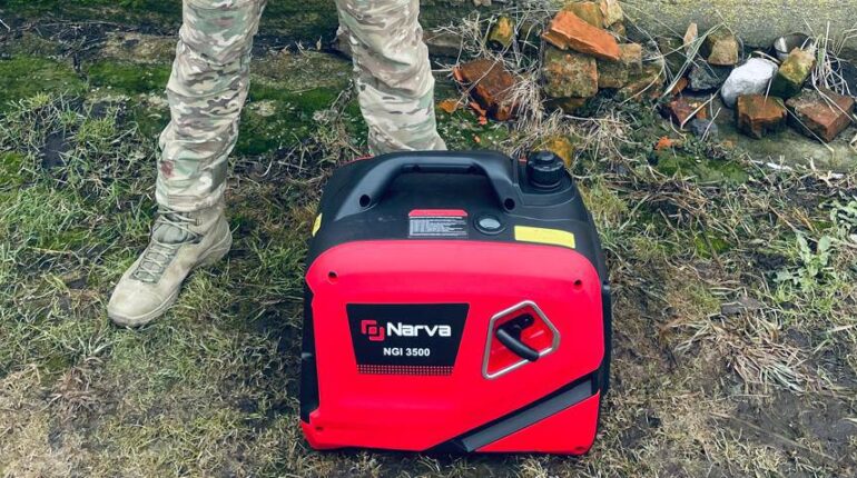 Віталій Бобрівець передав енергетичне обладнання захисникам