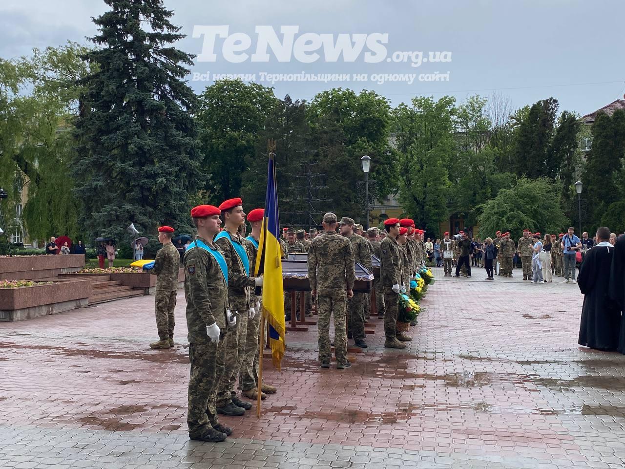 Спільний біль громади: Тернопіль проводжає в останню дорогу сімох невідомих бійців