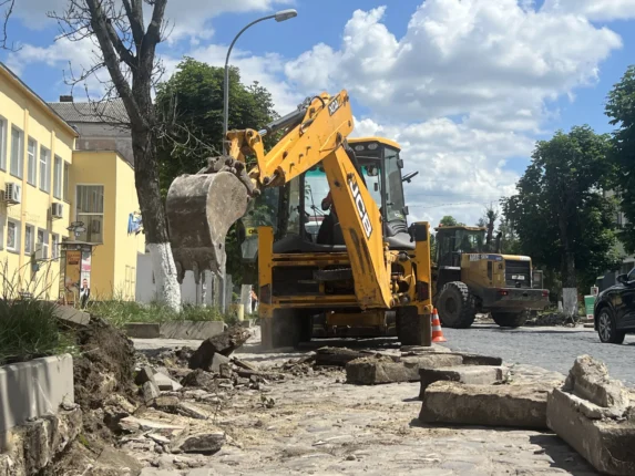 100-річну бруківку демонтують: у Теребовлі стартувала реконструкція мосту на М-19