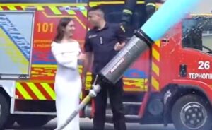 Тернопільські рятувальники оригінально допомогли колезі дізнатися стать первістка