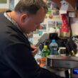 «Валь-паль, і готово!»: отець Олексій Філюк поділився супершвидким рецептом шарлотки