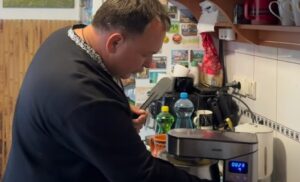«Валь-паль, і готово!»: отець Олексій Філюк поділився супершвидким рецептом шарлотки