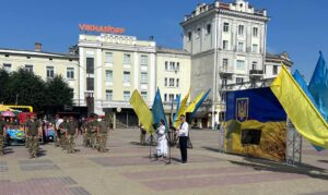 Тернопіль відзначає День Конституції 2026: біля Монументу Незалежності відбулися перші урочисті заходи