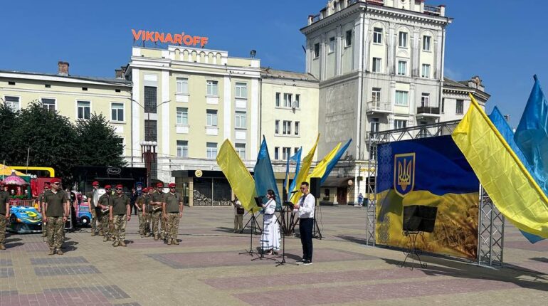 Тернопіль відзначає День Конституції 2026: біля Монументу Незалежності відбулися перші урочисті заходи