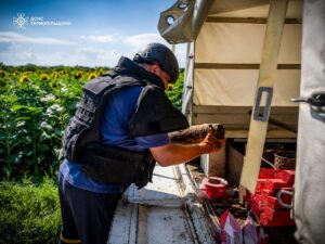 Смертельна знахідка в полі: поблизу Тернополя знищили 105-мм артснаряд Другої світової війни
