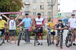 На велосипеді крізь усю Європу заради ЗСУ: до Тернополя прибув норвезький депутат і волонтер Йонас Саєд