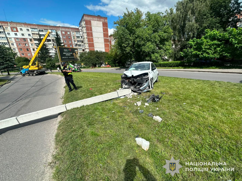 У Тернополі авто врізалося в електроопору: водій у лікарні