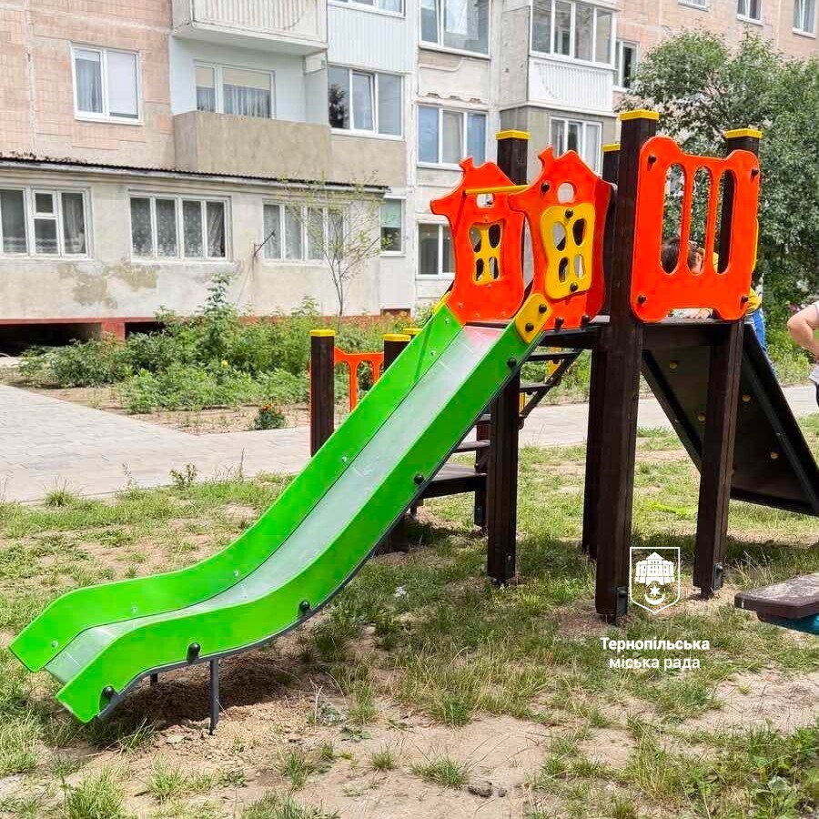 У Тернополі відкрили новий дитячий майданчик