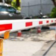 У центрі Тернополя демонтують незаконний шлагбаум