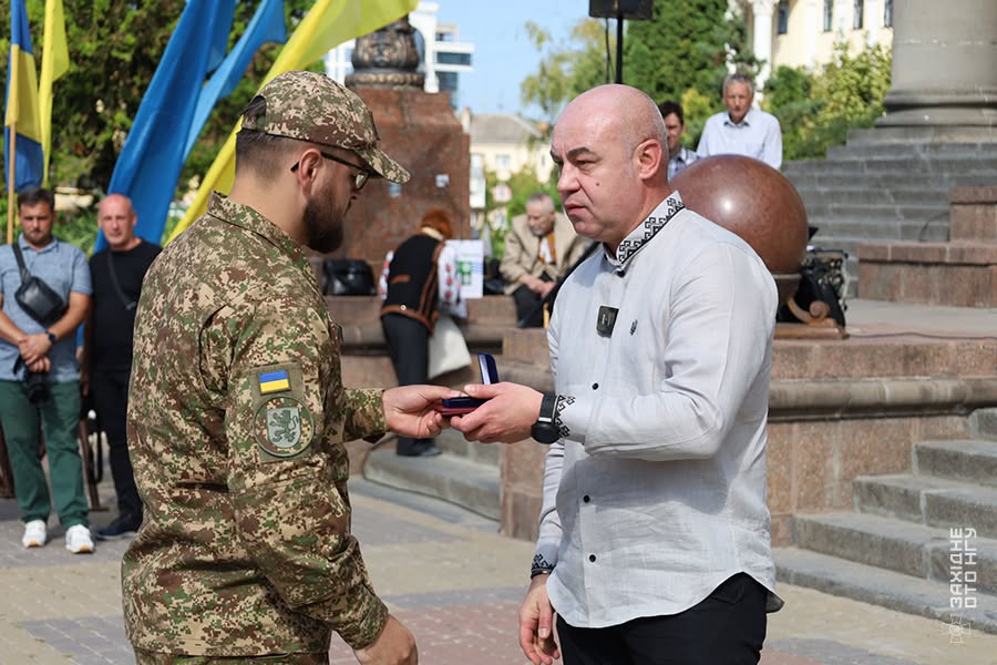 Нацгвардійці 2-ї Галицької бригади у Тернополі отримали відзнаки до 35-ї річниці Незалежності України