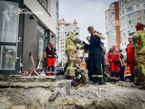 Трагедія на Коновальця у Тернополі: через обвал ґрунту в 6-метровій траншеї загинули двоє робітників