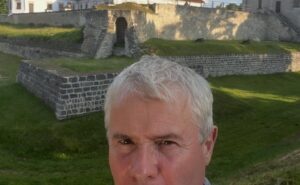 «Боюся, але рухаюся далі»: Костя Грубич на тлі Збаразького замку поділився роздумами про страх і готовність до зими