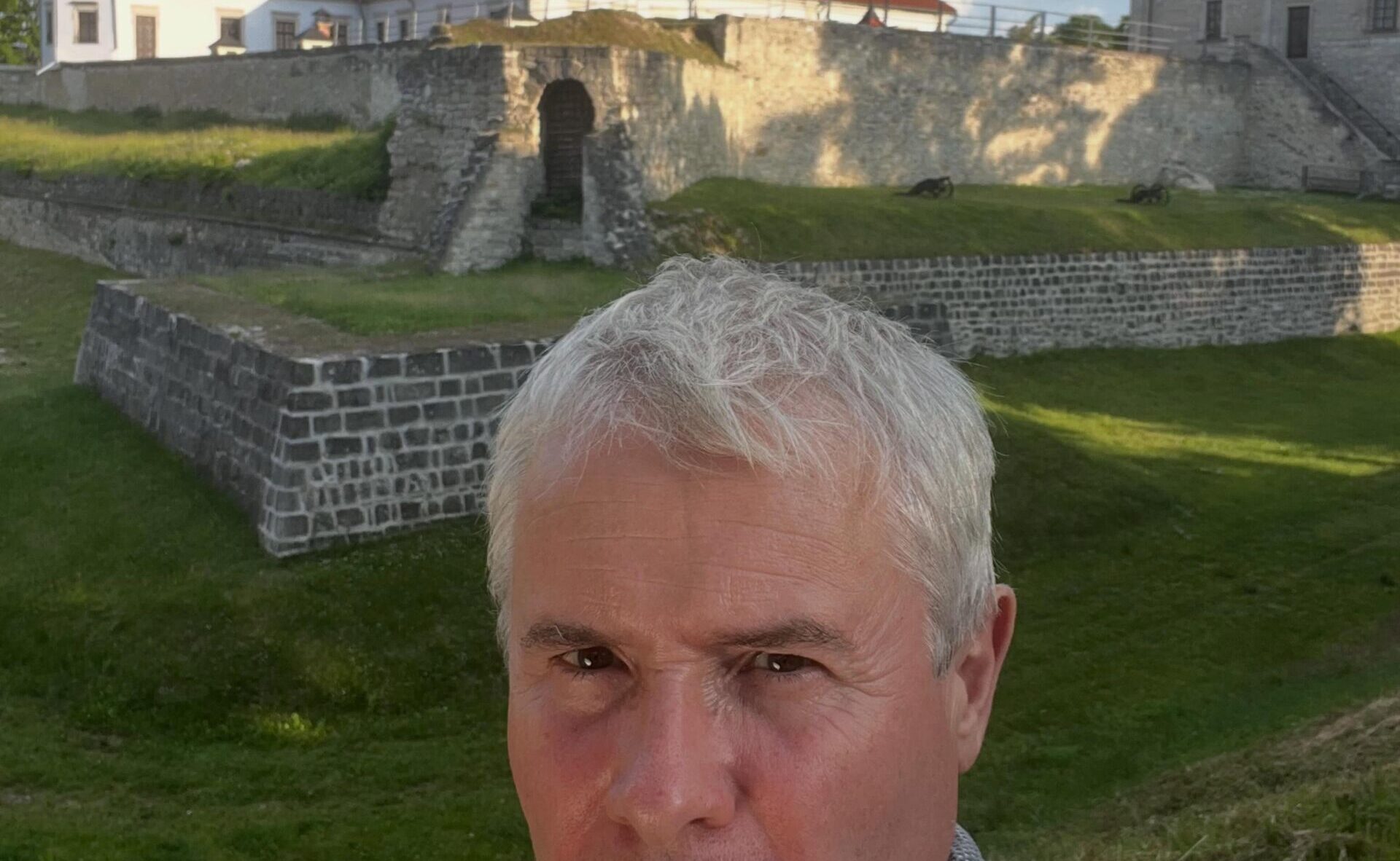 «Боюся, але рухаюся далі»: Костя Грубич на тлі Збаразького замку поділився роздумами про страх і готовність до зими