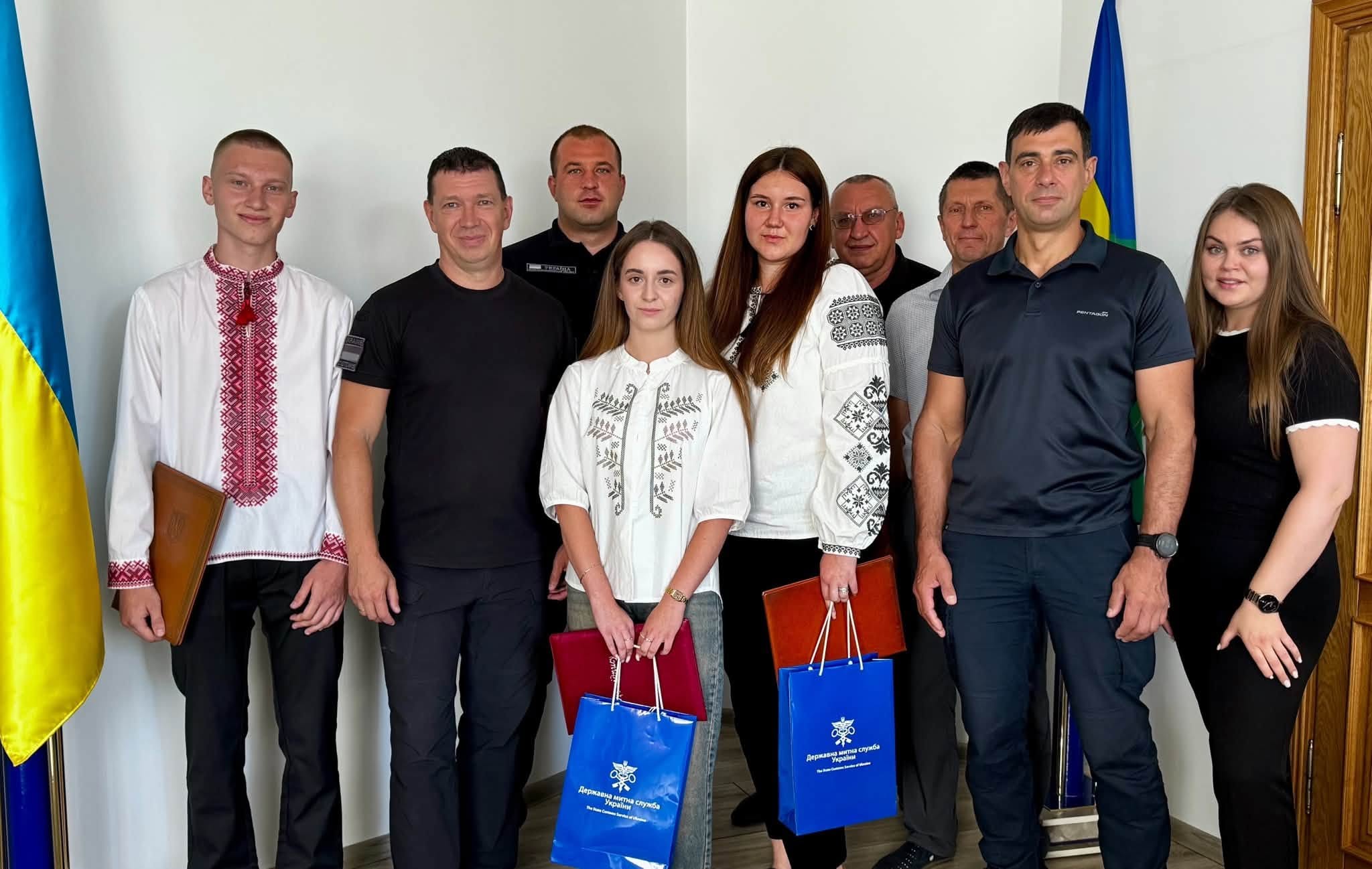 Троє випускників-відмінників склали присягу державного службовця в Тернопільській митниці
