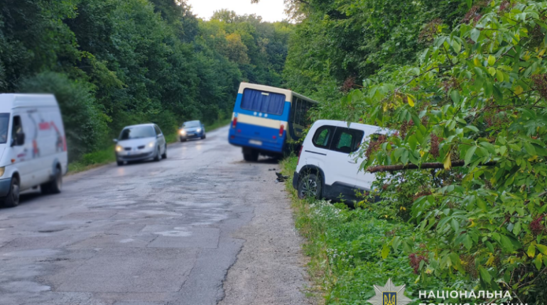 ДТП з рейсовим автобусом на Тернопільщині: деталі аварії