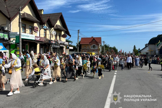 Поліція обмежила рух у Почаєві через масову ходу вірян