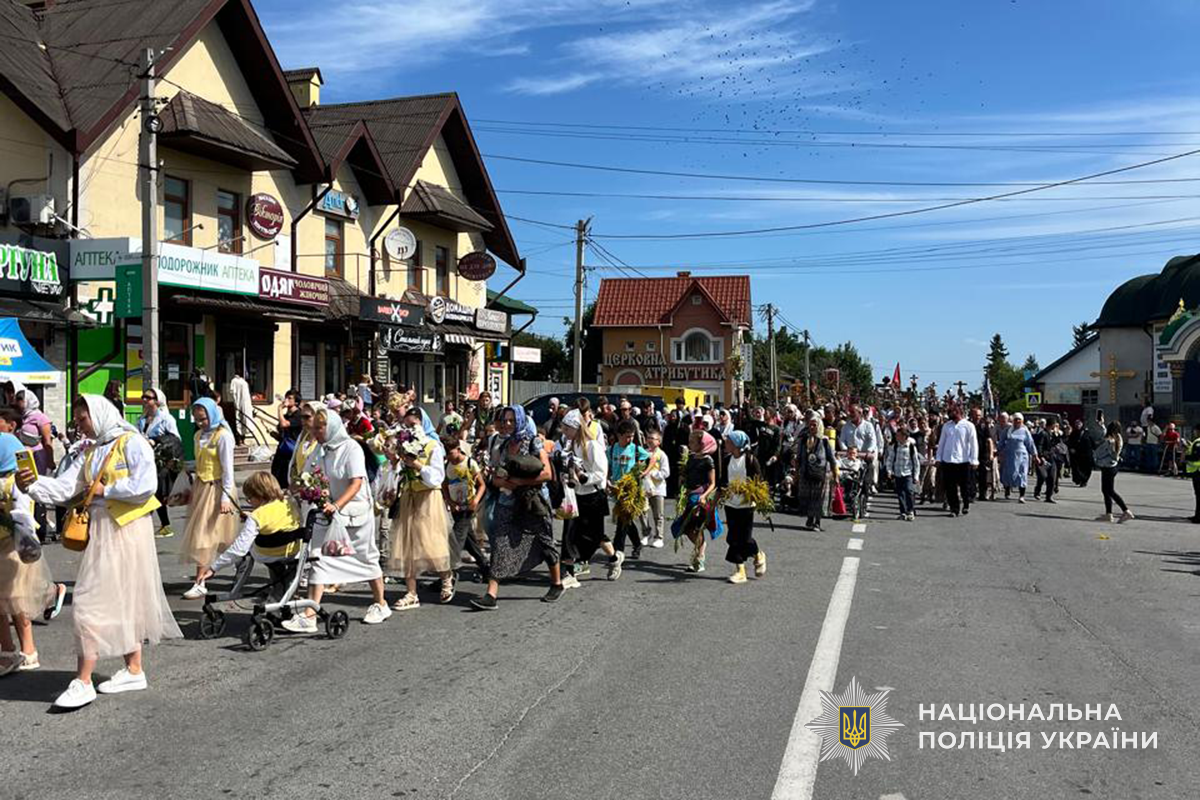 Поліція обмежила рух у Почаєві через масову ходу вірян