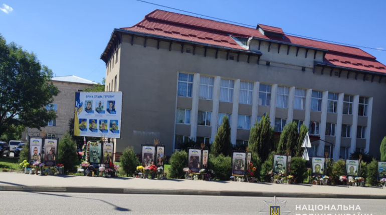 Скандал у Монастириськах: дівчата танцювали біля Алеї Героїв