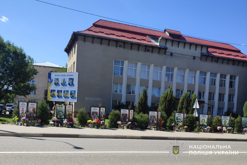 Скандал у Монастириськах: дівчата танцювали біля Алеї Героїв