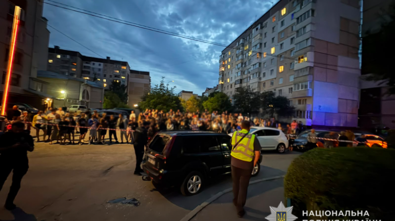 У Тернополі група людей напала на автомобіль ТЦК