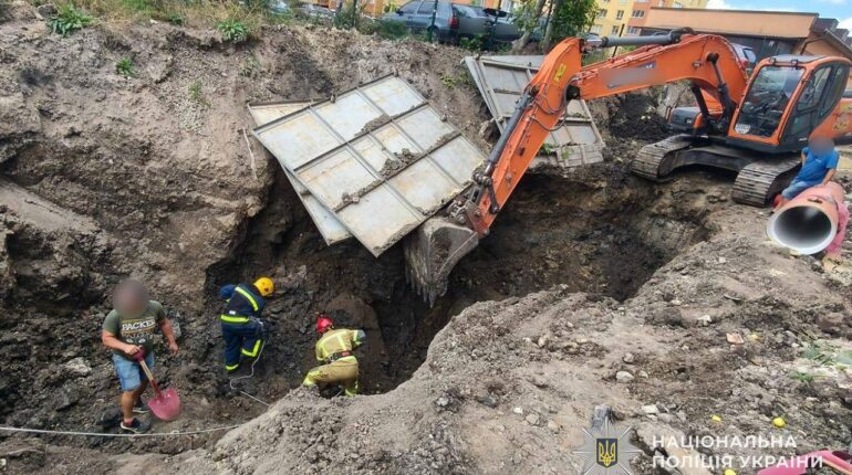 У Тернополі під час робіт ґрунтом засипало двох чоловіків