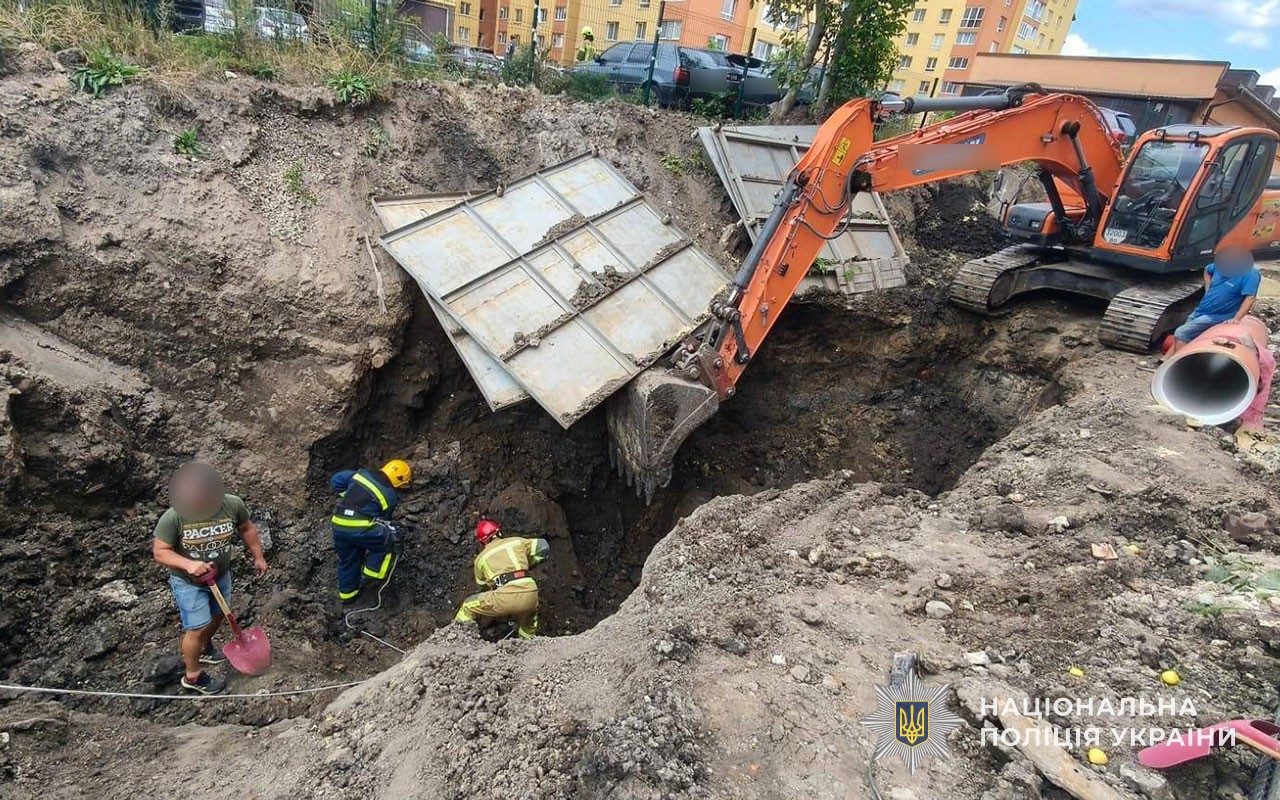 У Тернополі під час робіт ґрунтом засипало двох чоловіків