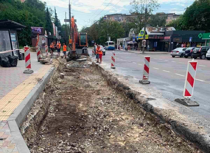 У Тернополі ремонтують зупинку «Київська»