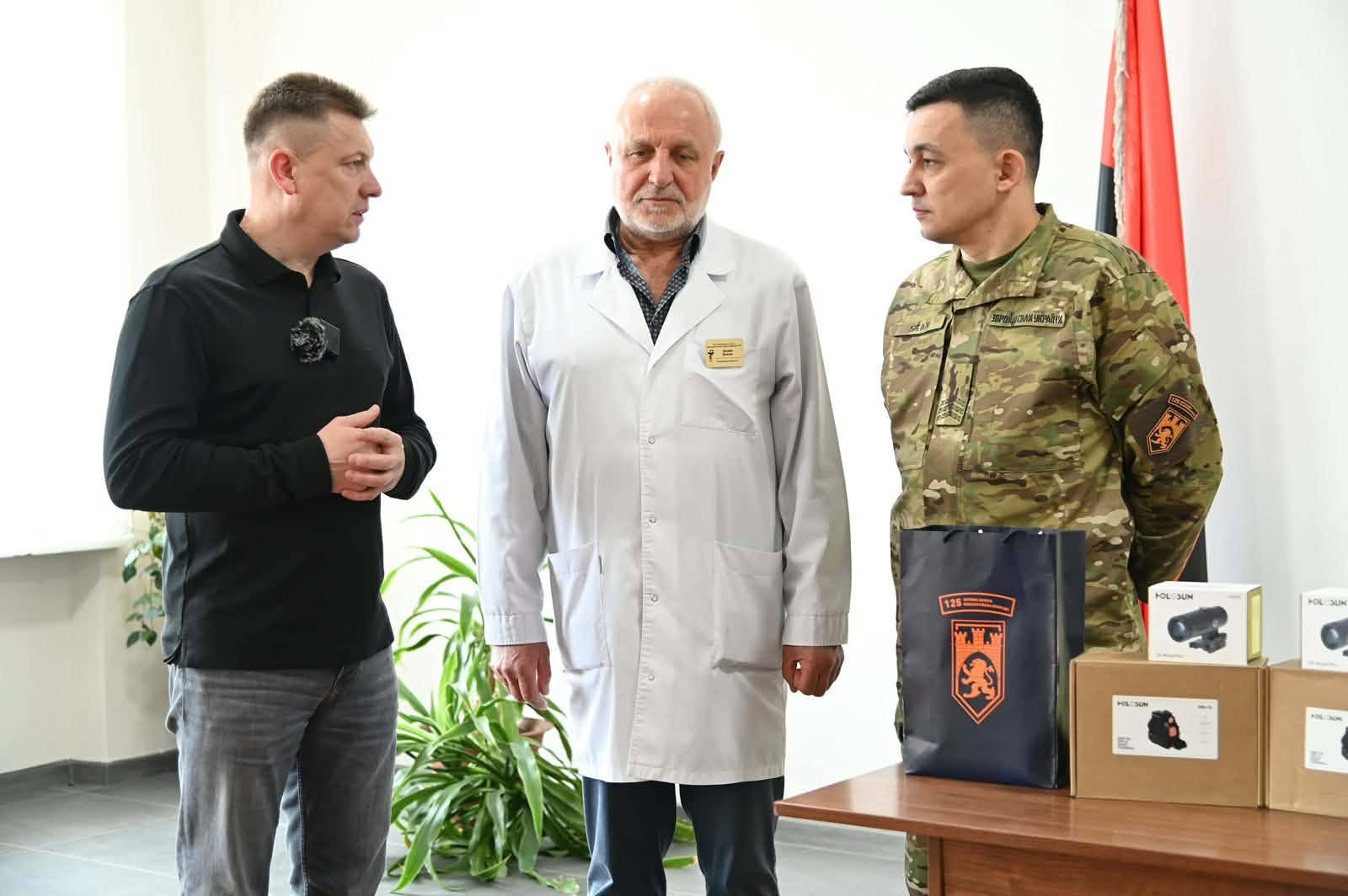 Микулинецька лікарня передала військовим обладнання