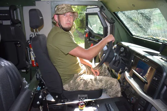 Броня, 400 кінських сил та захист від FPV-дронів: Воїн з Тернопільщини кермує канадським Roshel Senator у 50 артбригаді