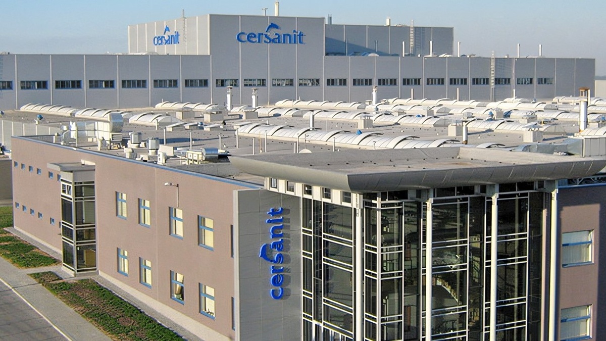 Атака на завод Cersanit у Звягелі: наслідки та терміни