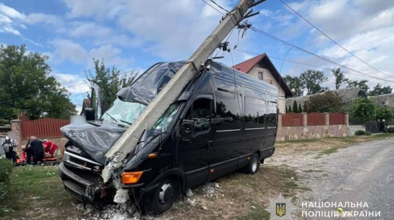 На Чортківщині п’яний водій автобуса врізався в опору