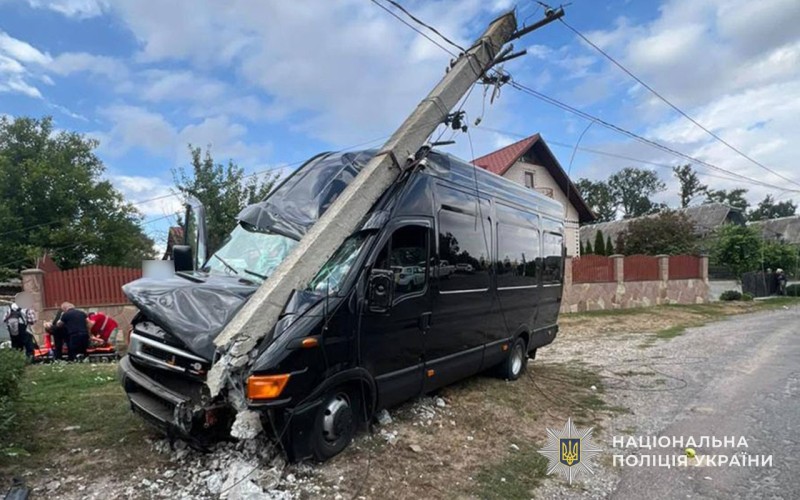 На Чортківщині п’яний водій автобуса врізався в опору