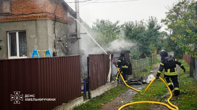 Наслідки ворожої атаки на Хмельниччині: пожежі та руйнування